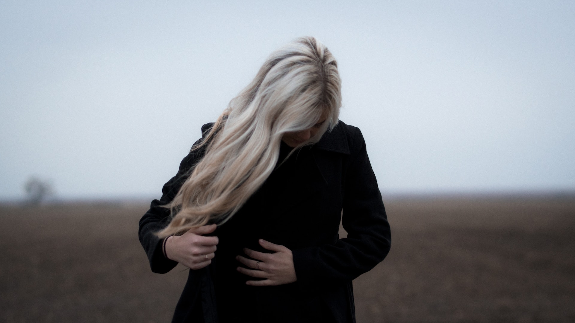 Zimny blond – komu pasuje i jak go uzyskać?