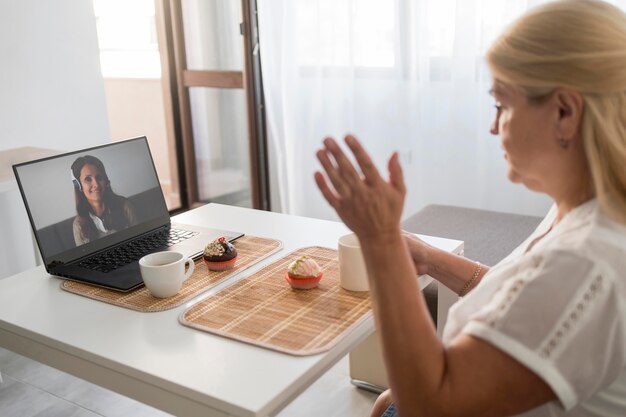 Jak terapia online może pomóc w radzeniu sobie z trudnościami emocjonalnymi?