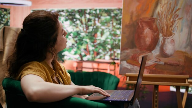 Jak internetowe domy aukcyjne wpływają na kariery początkujących artystów?