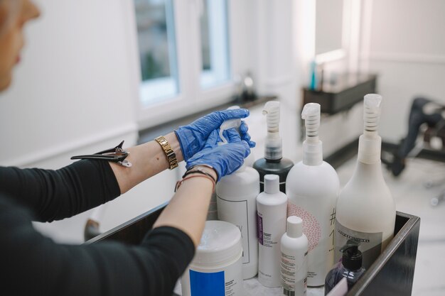 Znaczenie czystości i bezpieczeństwa w salonach kosmetycznych: Jak nowoczesne technologie pomagają dbać o zdrowie klientów