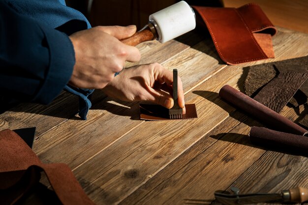 Sztuka rzemiosła skórzanego: Jak powstają unikalne akcesoria łączące tradycję z nowoczesnością