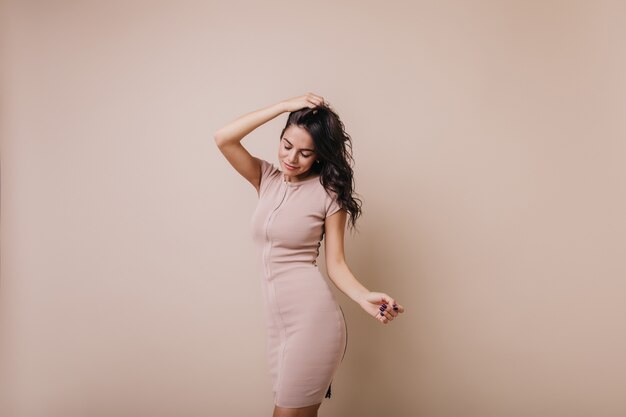 Jak wybrać idealną sukienkę, która podkreśli Twoją sylwetkę i indywidualny styl?