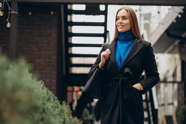 Jak wybrać sukienkę do pracy, która sprawdzi się w każdej porze roku?