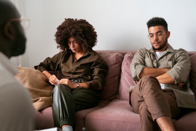 Jak terapia małżeńska może wzmocnić relacje i poprawić komunikację w związku