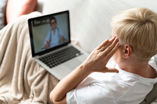 Jakie korzyści niesie ze sobą terapia online dla osób z zaburzeniami lękowymi?